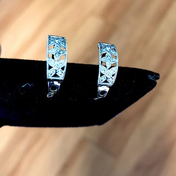 Ornamental white gold earrings